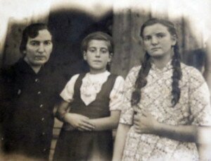 Одарка Марковська (у центрі) з мамою та сестрою під час заслання на Урал, 1948 рік.
