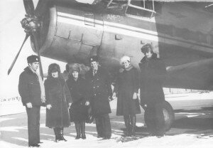 Теодозія Чертенко (третя ліворуч) разом з колегами з аеропорту.