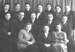 Колектив вчителів Скадовської семирічної школи №2, 1954 рік.
