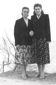 Ніна Мойсеєнко (ліворуч) з подругою Надією. Скадовськ, 1954 рік.