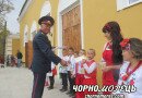 Іван Богатиренко посвячує дітлахів у козачата.