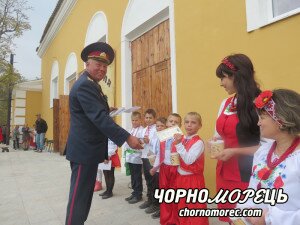 Іван Богатиренко посвячує дітлахів у козачата.