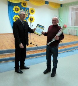 Почесною грамотою голови районної державної адміністрації нагороджено тракториста КП «Красне» Віктора Басистого.